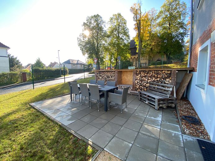smart single apartment with modern fitted kitchen, ready to move in, right by the Landeskrone, separate parking space available – Außenterrasse zum Partykeller