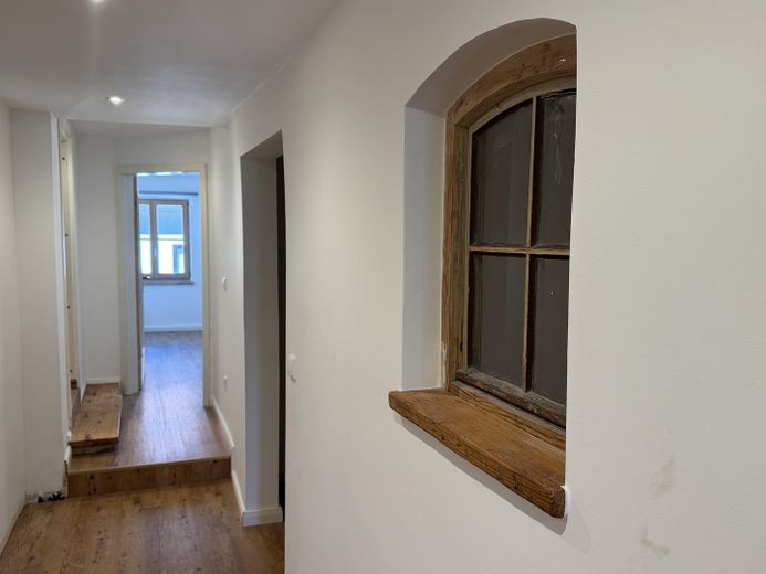 Einzigartiges Altstadt-Juwel in Weilheim mit eigenem Stadtgarten – kernsanierte 6-Zimmer-Maisonette – Flur, Detail altes Fenster