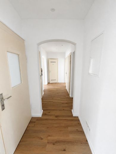 Teil-Renovierte helle 4,5 Zimmer Wohnung mit Balkon – Foto 1
