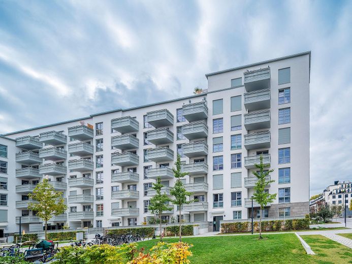 Business Apartment möbliert alle Kosten inklusive – Außenansicht Innenhof