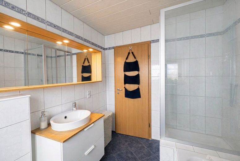 Dwupoziomowe mieszkanie na poddaszu – Bad (Badewanne u. Dusche)