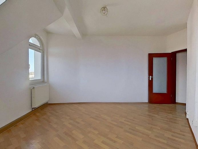 3-Zimmer-Dachgeschosswohnung mit Nürnberg-Sündersbühl – Ansicht I: Wohn- und Esszimmer