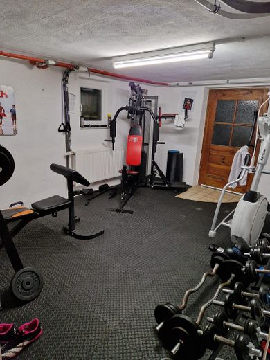 Rare perle immobilière dans un emplacement de premier choix, terrain à bâtir inclus – Fitnessraum