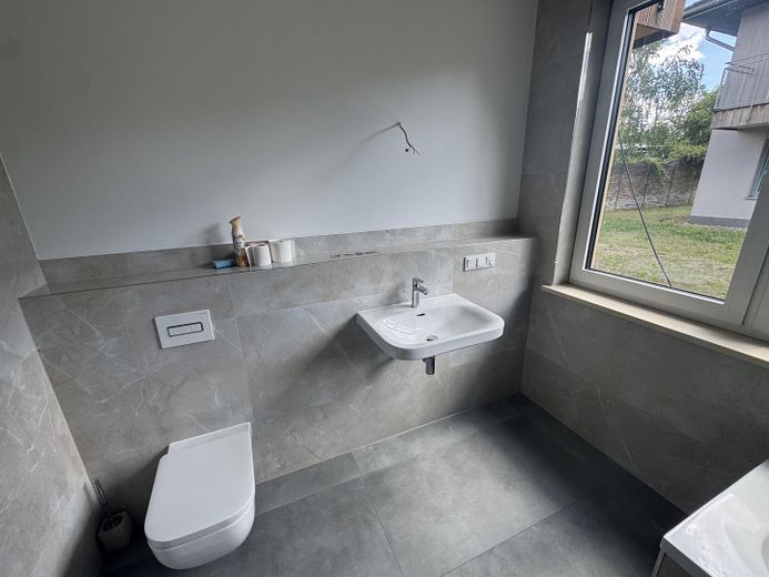 Traumhafte 4 Raumwohnung mit großem Garten in einer Villa – Foto 18