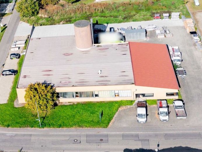 Spacious hall incl. office and plenty of potential for expansion 
– Available for immediate occupancy – – Photo 1