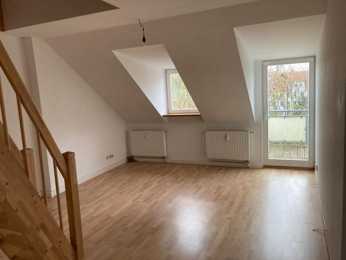 Großzügige DG 4-Zimmer mit Laminat, Wannenbad und Balkon in ruhiger Lage! – PHOTO-2023-04-27-10-12-25_5