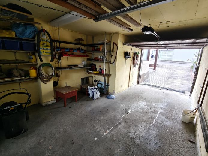 Maison mitoyenne bien entretenue en emplacement central – Garage