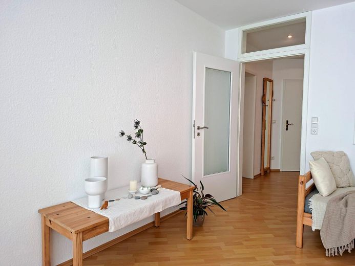 KURPARK-RESIDENZ Appartement en copropriété de 2 pièces, piscine/jacuzzi/sauna inclus dans les charges de copropriété, pompe à chaleur ! 1 place de parking en garage souterrain – Wohnbereich - Blick zum Flur
