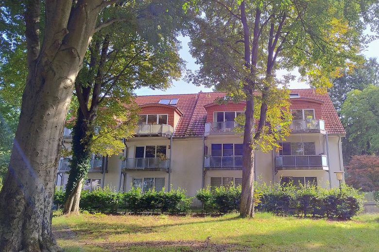 Charmante 3-Zi.- Maisonettewhg, TG-Stellplatz und Balkon in grüner Lage von Hamburg Meiendorg – Park vis a vis der Wohnanlage