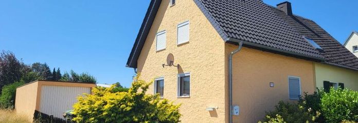 Hof: Semi-detached house in the countryside
