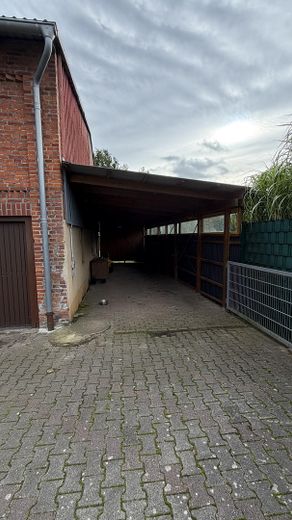 Resthof mit Nebengebäude und bebauugsfähigem Grundstück – Carport