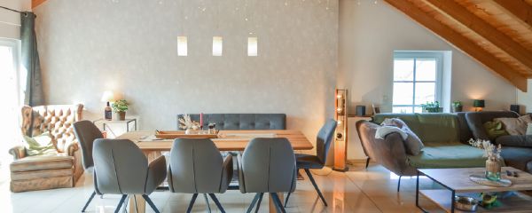 Verträumte Doppelhaushälfte als imposante Galeriewohnung – Wohnzimmer