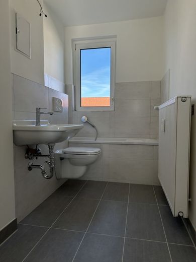 Frisch sanierte 3-Raumwohnung mit Balkon inklusive Einbauküche!!! – Bad I