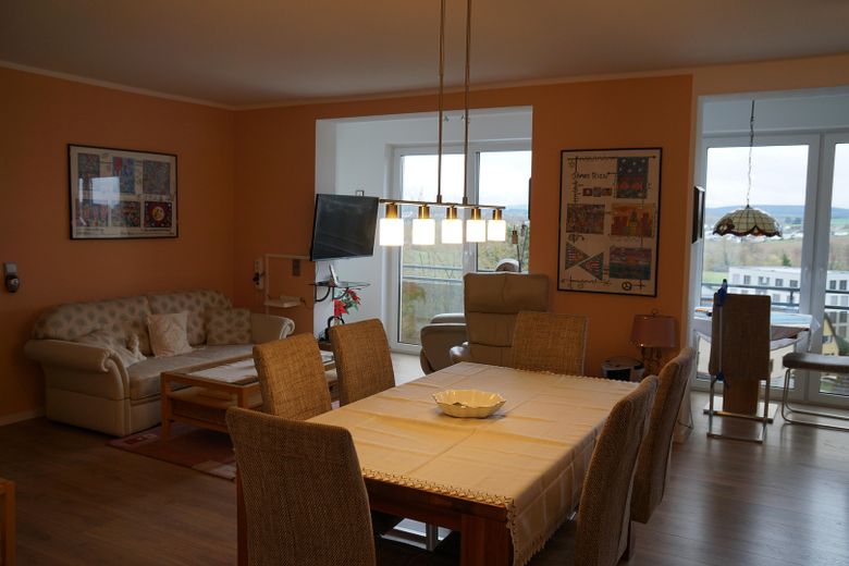 3-Zimmer Penthouse-Wohnung barrierefrei mit  Balkon, Terrasse und Loggia in Bad Camberg – Esszimmer-Loggia
