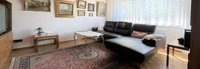 Großzügige 3,5-Zimmerwohnung mit Balkon in energetisch teilsaniertem Mehrfamilienhaus – Wohnzimmer