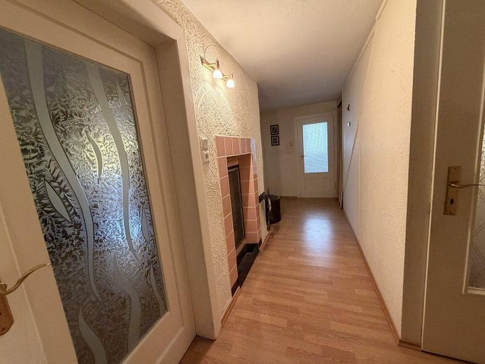 Жилой и коммерческий дом с магазином, амбаром и 3 гаражами — 1.030 м² в центре населённого пункта, без комиссии – OG: Flur