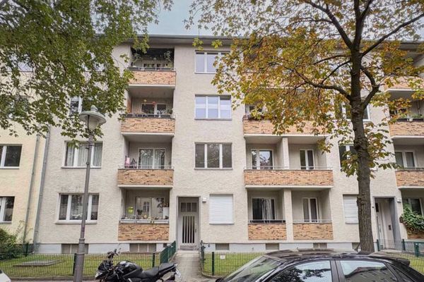 Bezugsfrei: Modernisierungsbedürftige 3,5 Zimmerwohnung mit 2 Balkonen