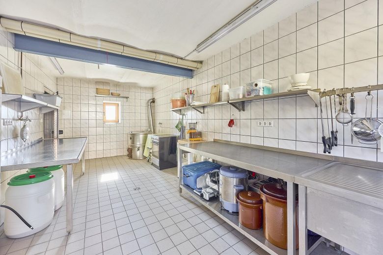 exklusiver Traum im Grünen. 4 Seit-Hof mit Seminarhaus – Vorbereitungsküche