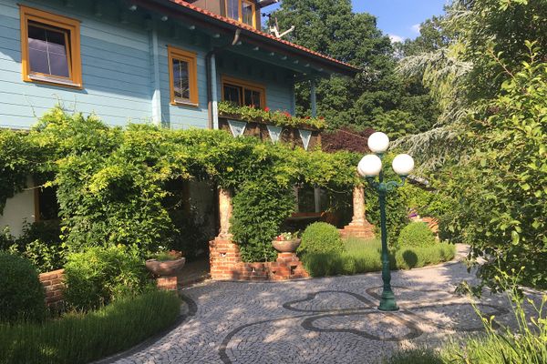 Am Waldrand gelegenes Einfamilienhaus mit ELW und parkähnlichem Garten