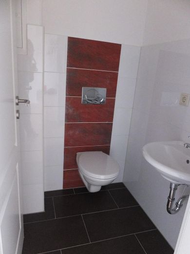 Großzügiger Altbaucharme in zentraler Lage – 4‑Raum‑Wohnung mit besonderem Grundriss – Gäste-WC