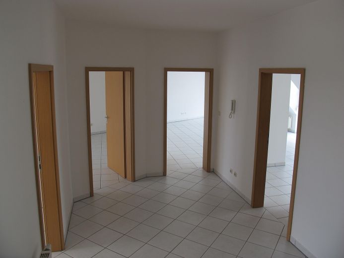 helle moderne DG 4 Zi im Ort Hirschaid auch Eigennutzung, Hobbykeller, 2 Bakone, Garage – breiter zentraler Flur