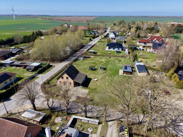 Provisions- und bauträgerfrei: Voll erschlossenes Baugrundstück in Kartlow – 10 Min. bis Wismar! – Drohne Ost