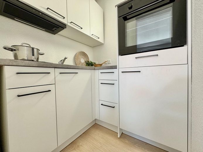 Sofort einziehen oder vermieten! Modernisierte 2-Zimmer-Wohnung in Wismars Altstadt – Küche