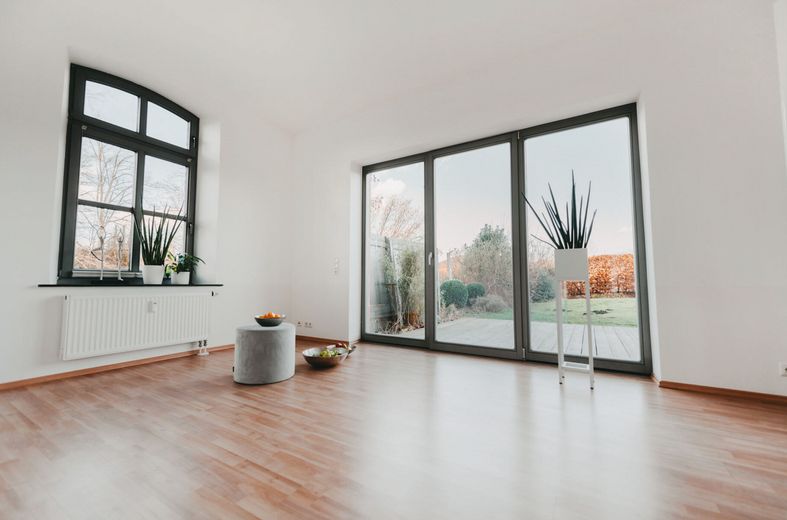 Gemütliche und geräumige 5-Zimmer-Erdgeschosswohnung zwischen Lübeck und Hamburg – Wohnzimmer