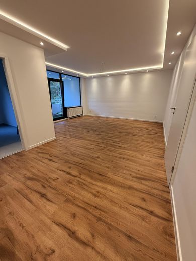 Sogno abitativo inondato di luce a Köln Weiden – spazioso appartamento di 3 locali con balcone – Wohnzimmer - Essbereich