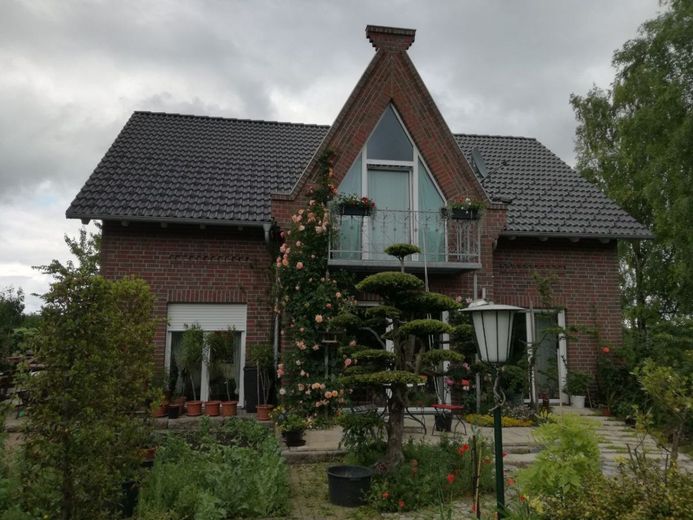 provisionsfrei! Einfamilienhaus mit ELW 255qm, 3966qm Garten, EKl A+, Bj 2013, Ortsrandlage, barrierefrei – Haus Südseite