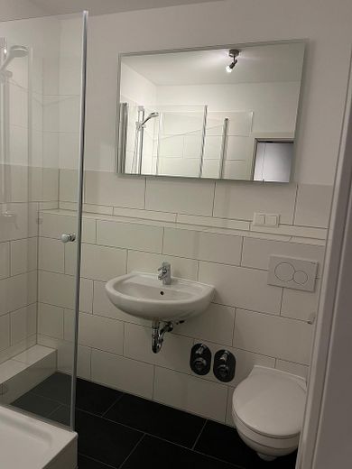 Меблированный офис с видом на Альстер | Mundsburg Center – Duschbad