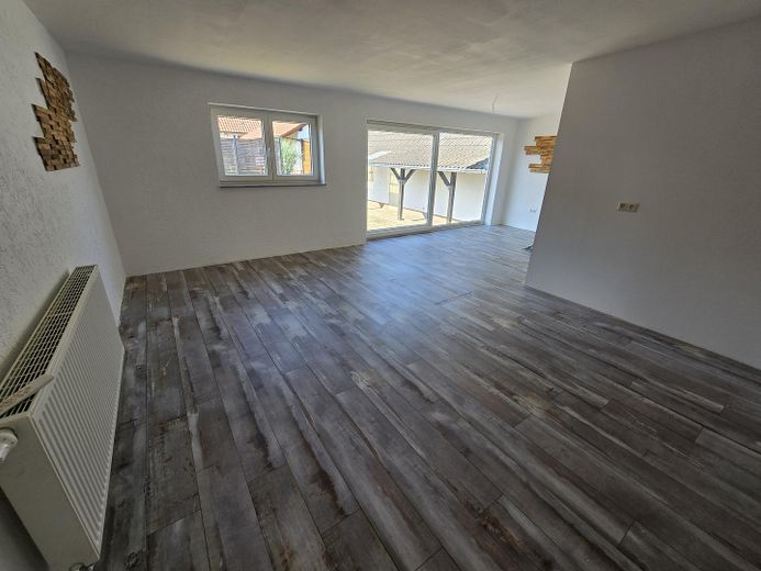 Einfamilienhaus mit kernsanierter Einliegerwohnung, Pool und Garage in Lustadt – Hauptwohnung Freisitz/Winterg.