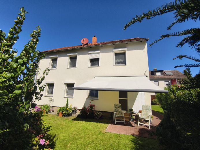 Freistehendes Zweifamilienhaus in Rumpenheim 7,5 Zimmer, 3 Bäder, gr. Garten, Garage, Ausbau möglich – Seite Terasse