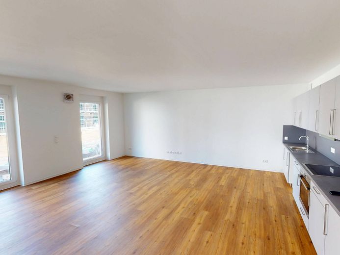 Hell und modern: Große 4-Zimmer-Wohnung mit EBK, 2 BÄDERN und BALKON im Neubauquartier FIELD 4 – Ansicht II: Wohn- und Esszimm…