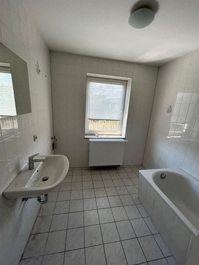 Großzügige und vermietete 2-Zi. mit Laminat, Balkon, EBK und Wanne in zentraler Lage – PHOTO-2024-07-09-15-19-39_1