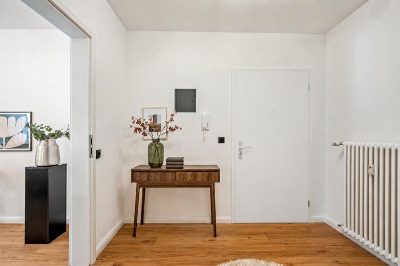 Fantásticamente modernizado: apartamento en propiedad de 3 habitaciones en ubicación céntrica - sin comisión – Eingangsbereich