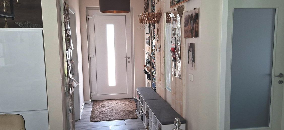 RESERVIERT  Moderner Neubau-Bungalow  mit pflegeleichtem Garten – Eingang - Flur
