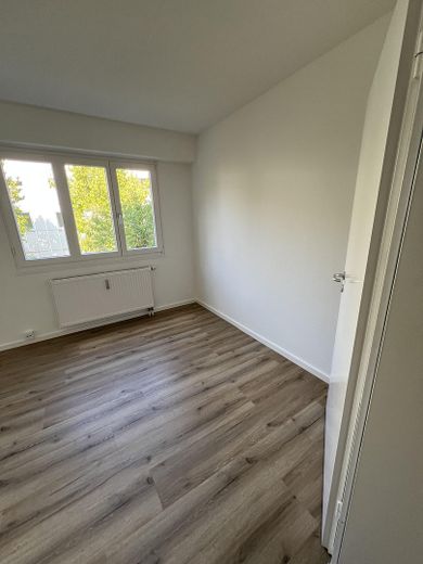 Frisch renovierte 2-Zimmer-Wohnung mit neuer Einbauküche und Balkon in Sendling-Westpark – Schlafzimmer
