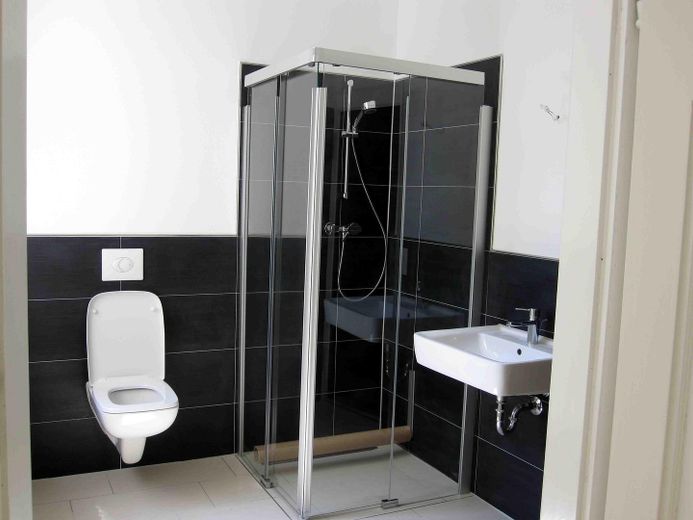 Wunderschöne großräumige 4 Raum Wohnung + Kamin & direkter Zugang zum Garten direkt am Schloßpark – Gäste WC