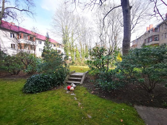 KOMİSYONSUZ - 144 m² büyüklüğünde, Schmargendorf'da iç avlu bahçeli 4,5 odalı yüksek zemin kat dairesi – Garten