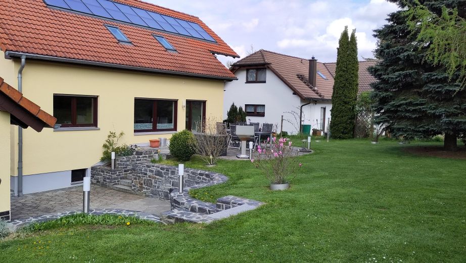 Rückseite mit Terrasse