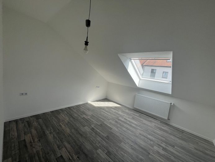 Frisch renovierte 3-Zimmer Wohnung mit Loggia ins Grüne, Einbauküche und Garage – Foto 8