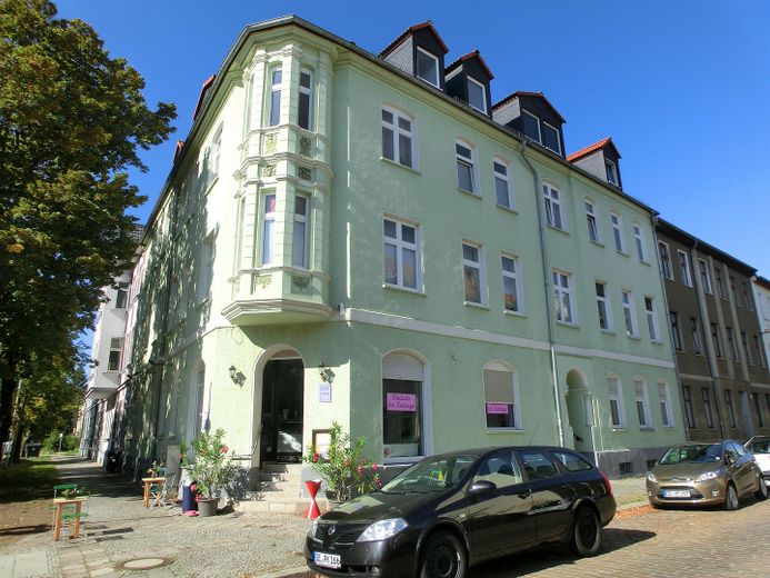 Modernisiert, großzügig, zentral – 2-Raum-Wohnung in Dessau – Hausansicht