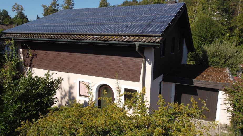 Rarität in Prien – Einfamilienhaus am Fluss Prien mit Bergblick, Wintergarten & PV – Eingangsfassade mit Garage