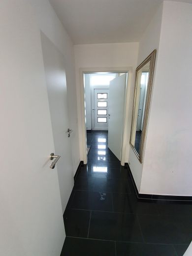 Ten nowoczesny dom w zabudowie bliźniaczej jest gotowy dla Państwa i Państwa rodziny w Unterschleißheim-Hollern. – Flur EG