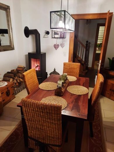 Wohnzimmer mit Kamin 