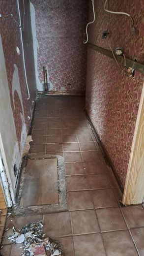 Kleines Einfamilienhaus -- HANDWERKER ZU MIR – Flur-Zugang Küche und Bad