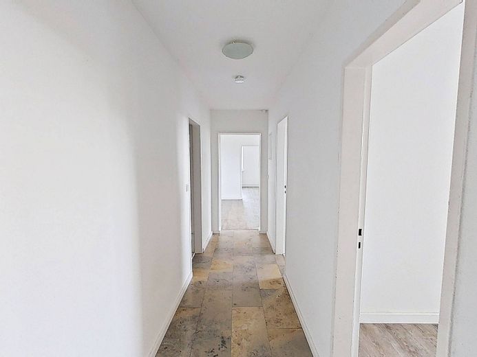 Bien distribuido apartamento de 3 habitaciones con BALCÓN y cocina equipada – Flur