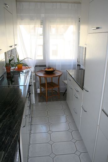 Zentrale, seenahe, sehr gepflegte 2-Zimmer Stadtwohnung in Toplage – Küche 2