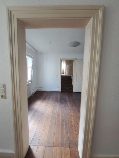 2-ZKB Altstadt mit Innenhof – Wohnzimmer Durchgang